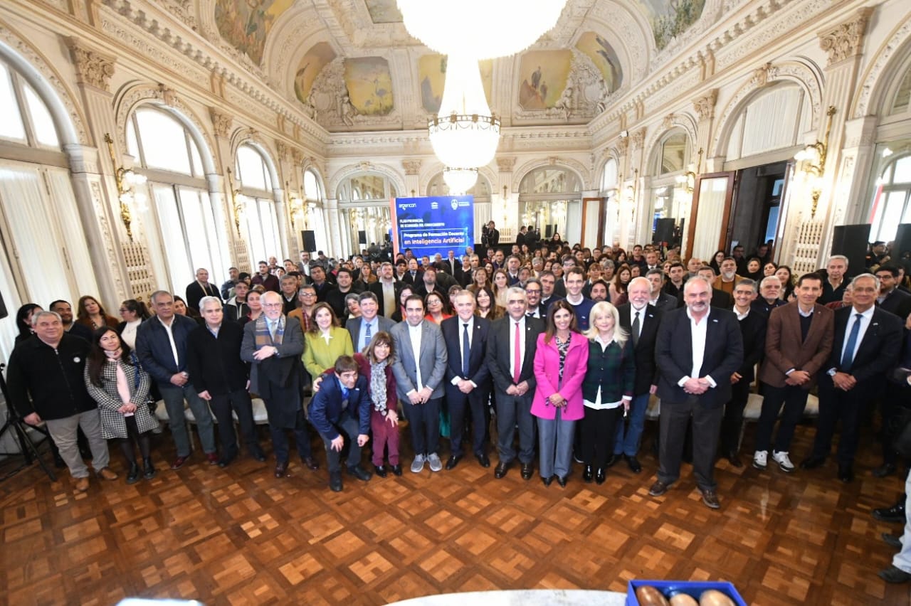 Tucumán capacitará gratis a 25.000 docentes en inteligencia artificial: primera provincia en Argentina en hacerlo