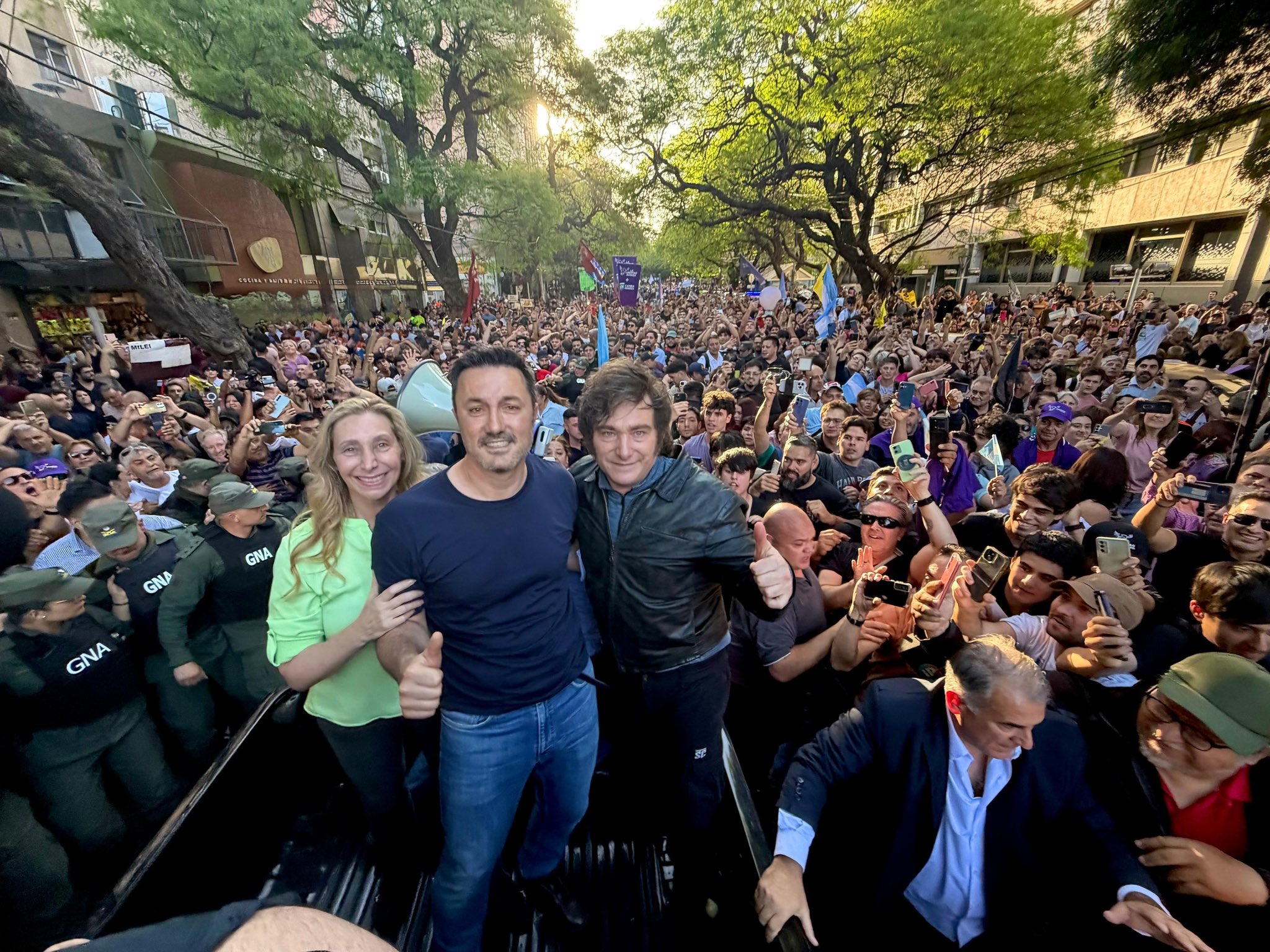Javier Milei realizó una caminata por Mendoza junto a Luis Petri y pidió “no aflojar” en el cambio
