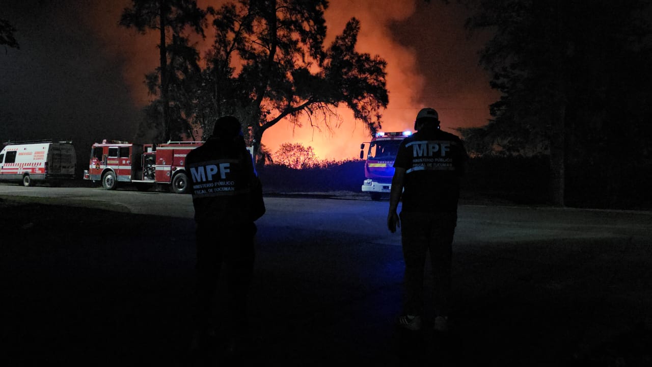 Tucumán sin vuelos por incendio de pastizales: cerraron el Aeropuerto Benjamín Matienzo por presencia de humo