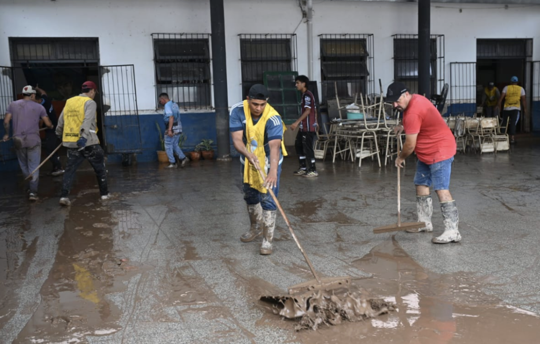 Tormentas e inundaciones: más de 200 escuelas de Tucumán no retomarán hoy las clases