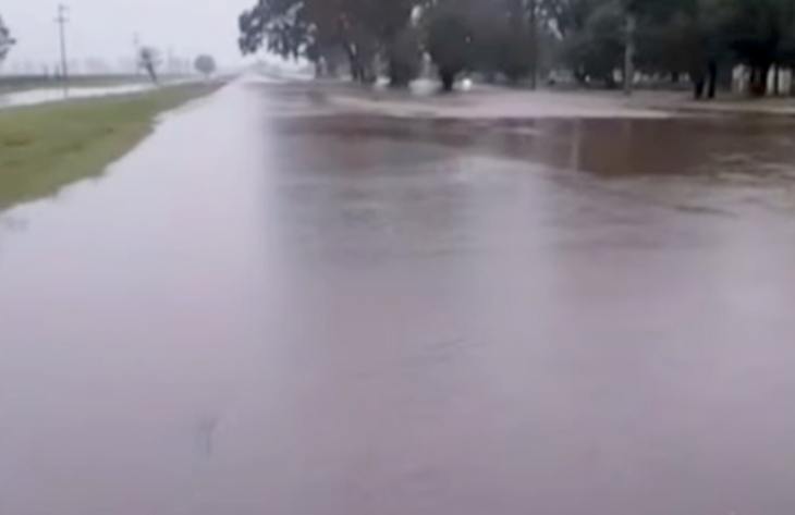 Circular con precaución: Vialidad intensifica trabajos en rutas afectadas por agua sobre la calzada