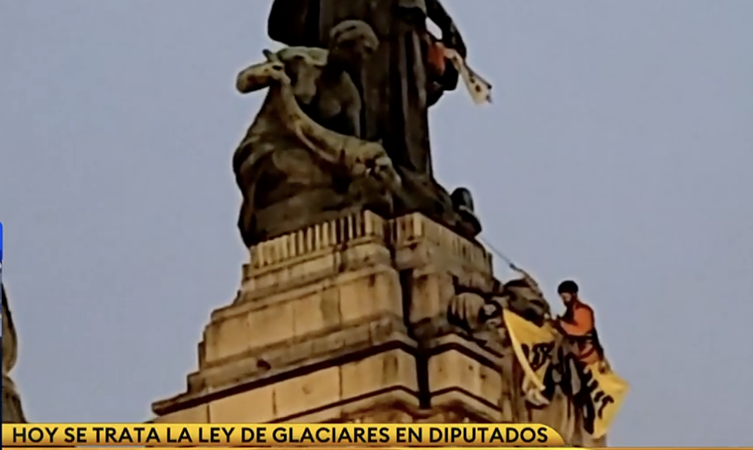 Greenpeace intervino el Monumento de los Dos Congresos y hubo nueve detenidos