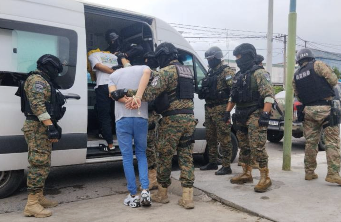 Detienen a tres hombres y secuestran el auto usado en una entradera a una empresa de transporte