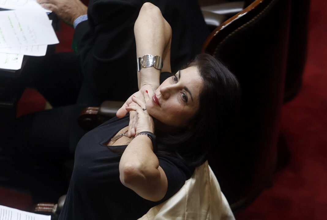 Juliana Santillán mencionó al “embajador de Checoslovaquia” y quedó en el centro de una polémica