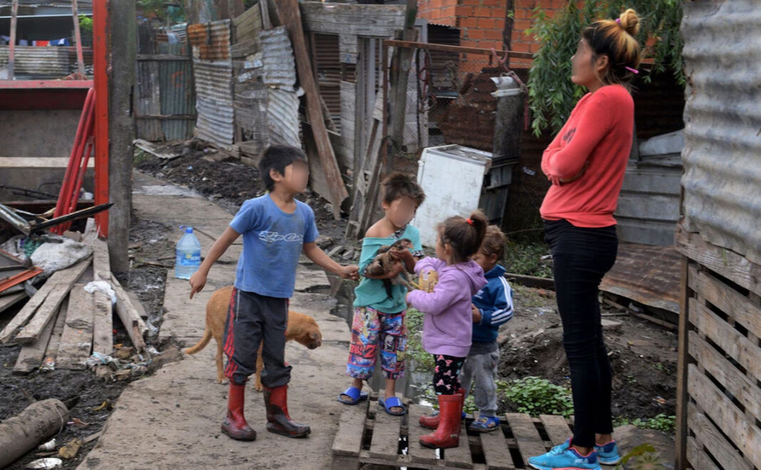 La pobreza infantil bajó, pero sigue por encima del 50% en la Argentina, según la UCA