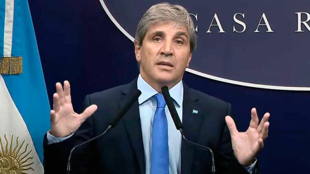 Caputo defendió el plan económico y aseguró que el riesgo país “debería ser bastante más bajo”