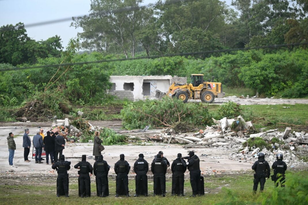 Demolieron construcciones ilegales en la ribera del río Salí: el Gobierno habló de “tolerancia cero”