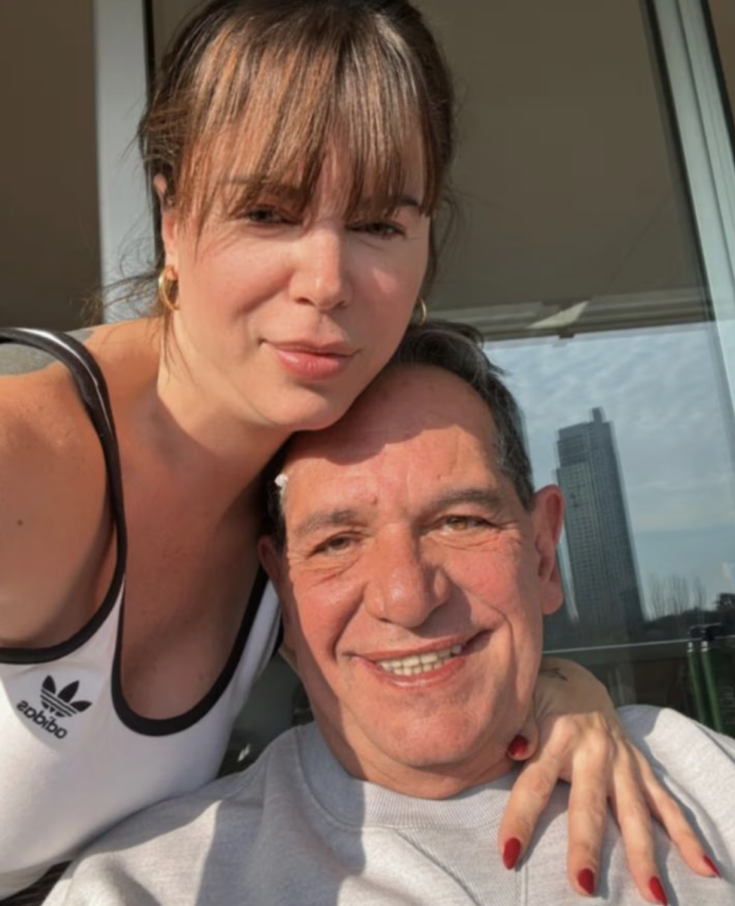 Alperovich fue fotografiado en la calle junto a Marianela Mirra al salir de un control médico