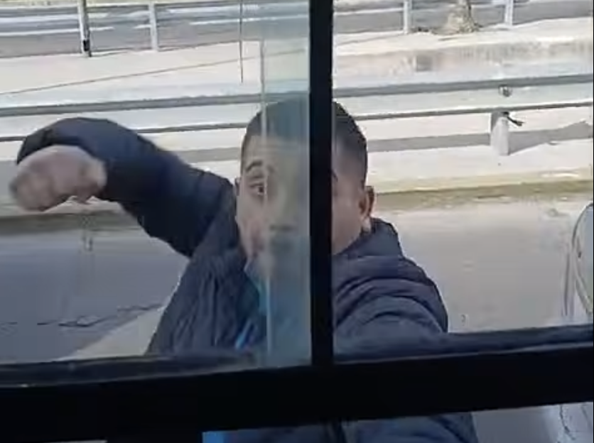 Video: un conductor atacó a golpes a un colectivero tras una discusión de tránsito en La Matanza