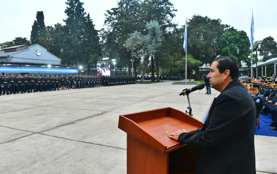 Mansilla entregó las primeras insignias a 65 cadetes y la Policía de Tucumán supera los 13 mil efectivos