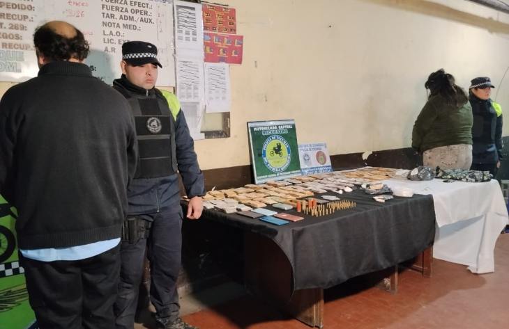Detuvieron a un hombre y una mujer con droga, municiones y tres millones de pesos en efectivo