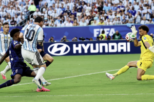 Argentina sufrió más de la cuenta, le ganó 3-2 a Cabo Verde y avanzó a los octavos del Mundial
