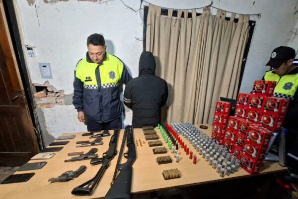 Allanamientos por un robo en Alderetes terminan con dos detenidos y seis armas secuestradas